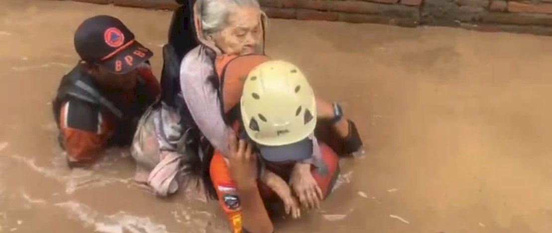 Gubernur Sulsel, Andi Sudirman Sulaiman, menginstruksikan Badan Penanggulangan Bencana Daerah (BPBD) dan Dinas Sosial Provinsi Sulsel untuk segera turun langsung ke empat daerah terdampak banjir di Kabupaten Jeneponto, Bantaeng, Bulukumba, dan Sinjai. 