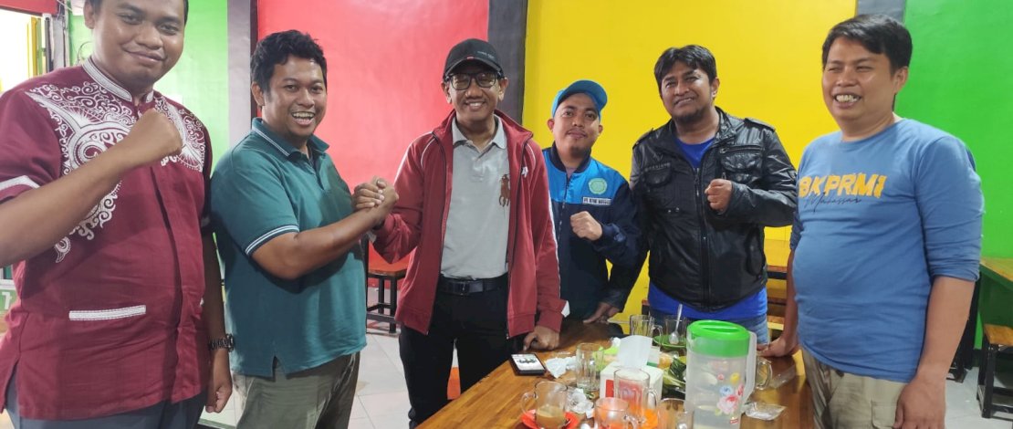 Ketua DPD BKPRMI Kota Makassar, Muhammad Khaerul, bersama E.Z. Muttaqien Yunus (Tengah) melakukan salam komando di salah satu Warkop Sabtu (5/7/2025) Ketua DPD BKPRMI Kota Makassar, Muhammad Khaerul, bersama E.Z. Muttaqien Yunus (Tengah) melakukan salam komando di salah satu Warkop Sabtu (5/7/2025)