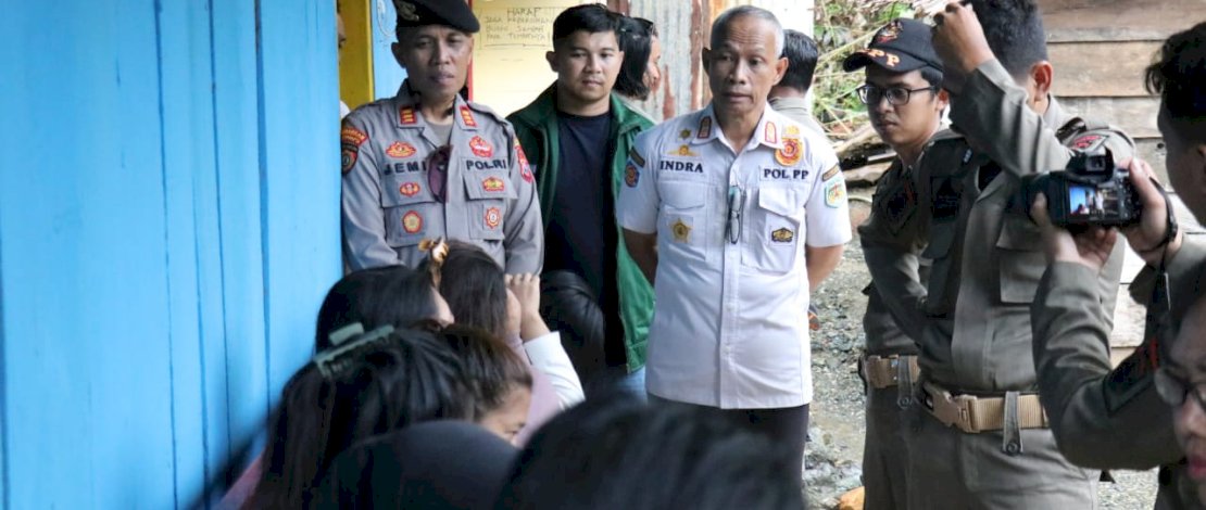 Tim gabungan melakukan penertiban sejumlah cafe dan warung yang diduga menjual miras dan jadi tempat prostitusi terselubung. Tim gabungan melakukan penertiban sejumlah cafe dan warung yang diduga menjual miras dan jadi tempat prostitusi terselubung.