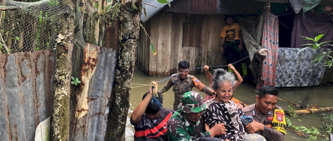 Seorang warga lanjut usia di Kelurahan Panyula, Kabupaten Bone, Sulawesi Selatan, terpaksa dievakuasi tim SAR pada Sabtu (5/7/2025)