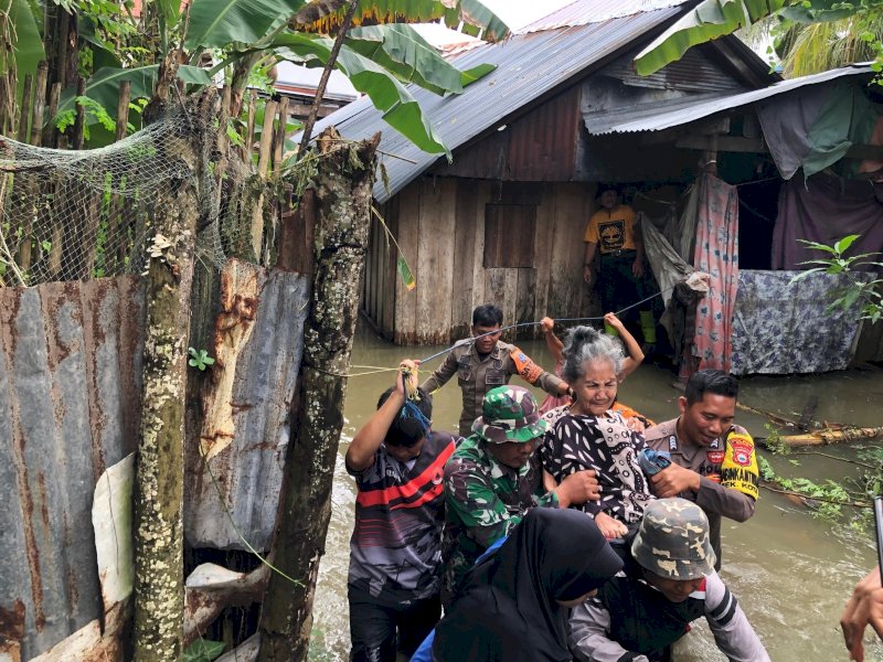 Nenek 80 Tahun Dievakuasi Tim SAR Akibat Banjir Rendam Rumahnya di Bone