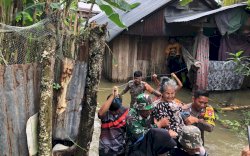 Nenek 80 Tahun Dievakuasi Tim SAR Akibat Banjir Rendam Rumahnya di Bone