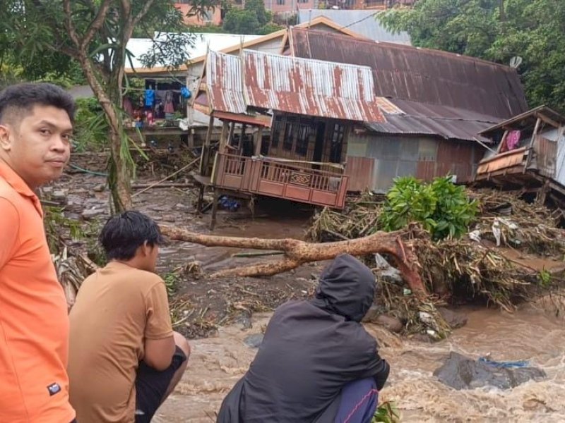 Desa Bontotiro Porak-poranda Diterjang Longsor, Kapolres Jeneponto Turun Tangan