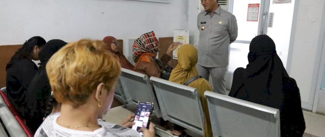 Bupati Luwu Timur, Irwan Bachri Syam, melakukan sidak untuk memastikan seluruh pasien pengguna BPJS  Kesehatan terlayani dengan baik di RSUD I Lagaligo, Rabu, 21 Mei 2025.