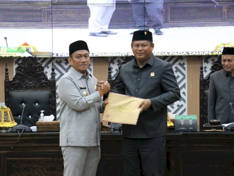 Bupati Luwu Timur Serahkan 5 Ranperda di Paripurna DPRD