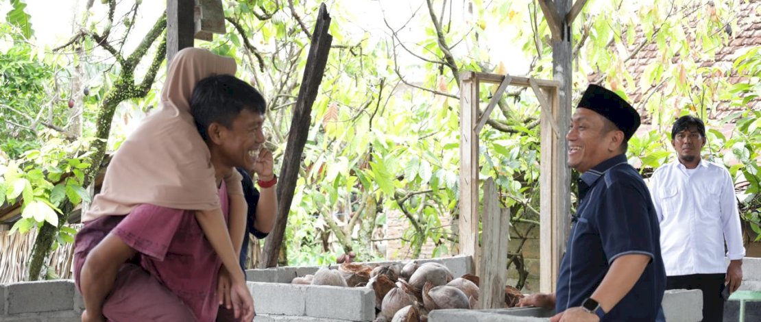 Bupati Luwu Timur, Irwan Bachri Syam, mengunjungi Evi Nurjanah di kediamannya, di Desa Solo, Kecamatan Angkona, Minggu, 1 Juni 2025.