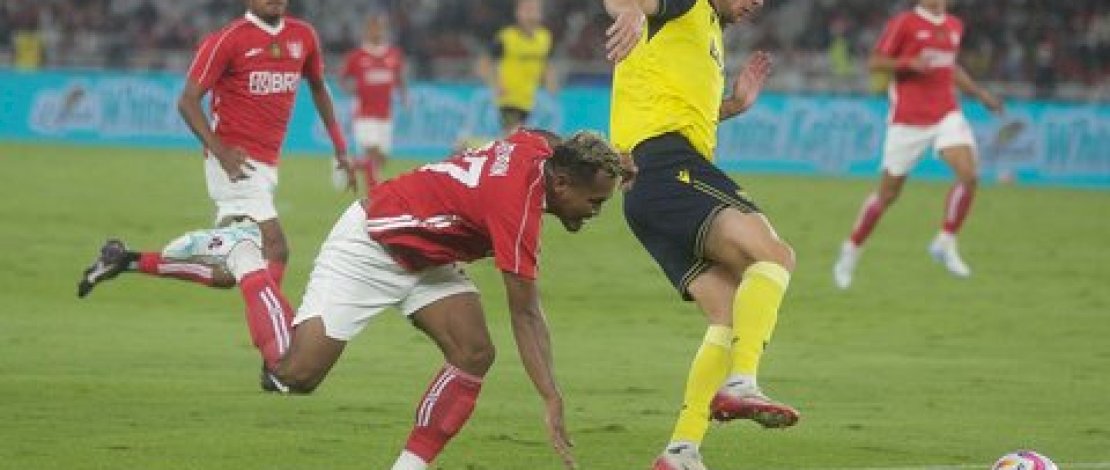 Pesepak bola Indonesia All Stars Safrudin Tahar terjatuh saat berebut bola dengan pesepakbola Oxford United FC saat pertandingan Piala Presiden 2025 di Stadion Gelora Bung Karno, Jakarta, Minggu (06/07/2025). Bola.com/ Muhammad Iqbal Ichsan (INT)