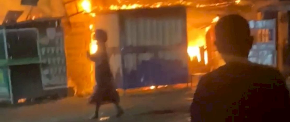 Kebakaran hebat melanda Pasar Desa Kading, Kecamatan Barebbo, Kabupaten Bone, Senin dini hari, 7 Juli 2025.