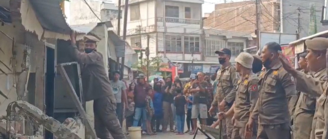 Satpol PP Tertibkan Lapak Liar di Ujung Tanah, Wujudkan Kota Makassar yang Tertib dan Nyaman