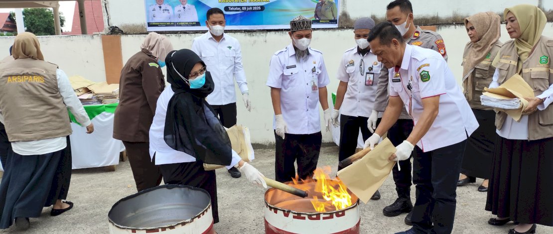 Wakil Bupati Takalar, Hengky Yasin, menghadiri pemusnahan 5.660 berkas arsip, yang dilaksanakan di Kantor Dinas Perpustakaan dan Kearsipan Daerah, Rabu, 9 Juli 2025. Wakil Bupati Takalar, Hengky Yasin, menghadiri pemusnahan 5.660 berkas arsip, yang dilaksanakan di Kantor Dinas Perpustakaan dan Kearsipan Daerah, Rabu, 9 Juli 2025.