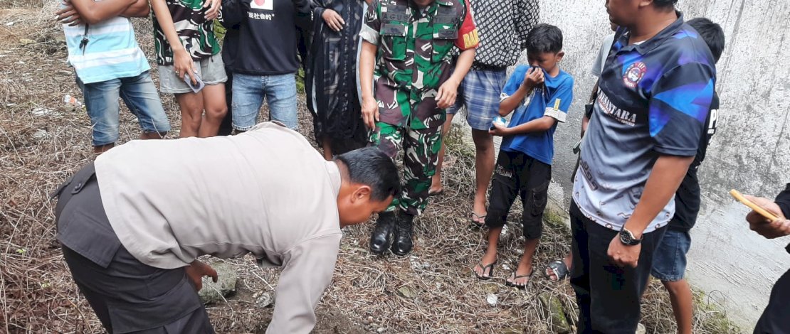Warga di Kelurahan Macege, Kecamatan Tanete Riattang, Kabupaten Bone, digegerkan dengan penemuan sosok mayat bayi yang terbungkus sarung di sebuah lorong sempit di Jalan KH. Agus Salim, Kamis pagi, 10 Juli 2025. Warga di Kelurahan Macege, Kecamatan Tanete Riattang, Kabupaten Bone, digegerkan dengan penemuan sosok mayat bayi yang terbungkus sarung di sebuah lorong sempit di Jalan KH. Agus Salim, Kamis pagi, 10 Juli 2025.