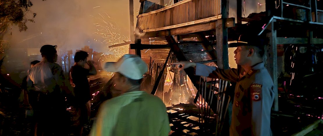 Personil Polres Jeneponto membantu warga saat peristiwa kebakaran yang terjadi di Lingkungan Balang, Kelurahan Balang Toa, Kecamatan Binamu.