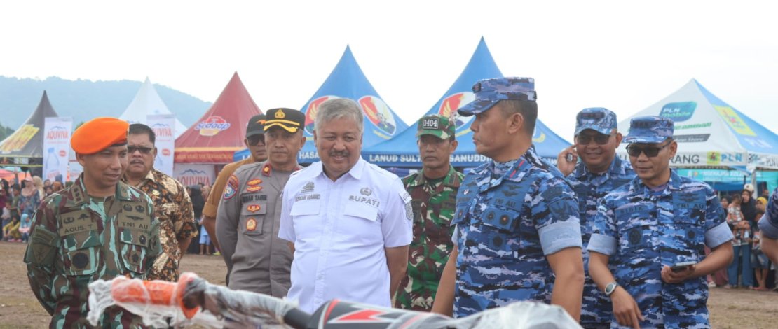 Festival Dirgantara Bumi Lasinrang resmi ditutup di Lapangan Penerbangan Malimpung, Kabupaten Pinrang, Sulawesi Selatan, Kamis, 10 Juli 2025.
Festival Dirgantara Bumi Lasinrang resmi ditutup di Lapangan Penerbangan Malimpung, Kabupaten Pinrang, Sulawesi Selatan, Kamis, 10 Juli 2025.