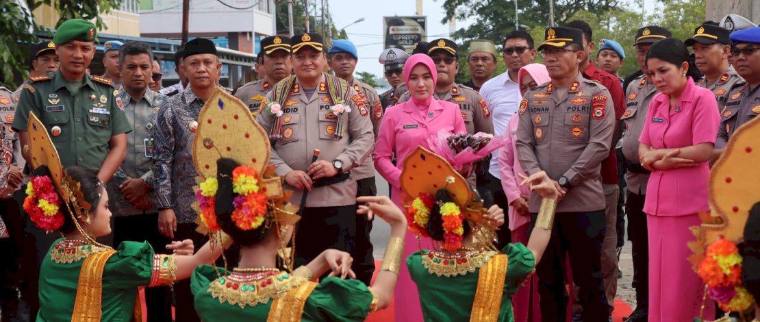 Kapolres Kepulauan Selayar yang baru, AKBP Didid Imawan, disambut dengan Tari Pa'duppa, saat tiba di Mapolres Kepulauan Selayar, Kamis, 10 Juli 2025. Kapolres Kepulauan Selayar yang baru, AKBP Didid Imawan, disambut dengan Tari Pa'duppa, saat tiba di Mapolres Kepulauan Selayar, Kamis, 10 Juli 2025.