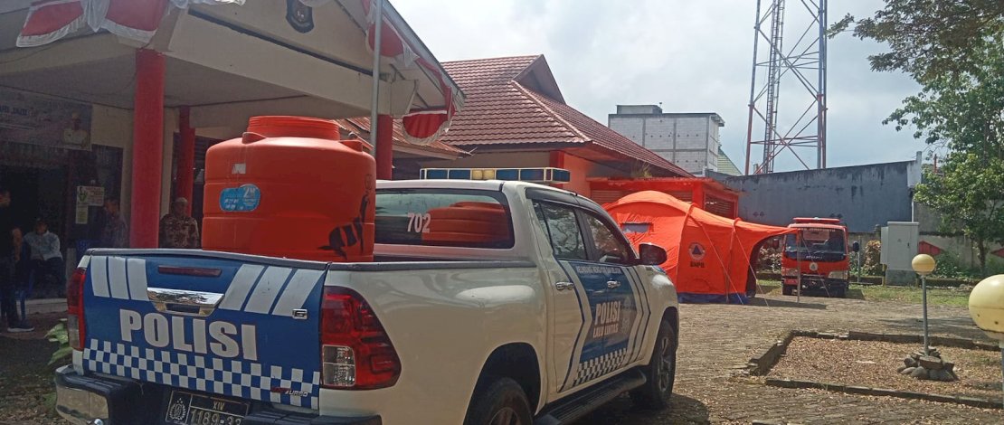 Polres Jeneponto bersama BPBD mendistribusikan air bersih di Dusun Sampeang, Desa Bontotiro, Kecamatan Rumbia, Jeneponto, pada Kamis, 10 Juli 2025.