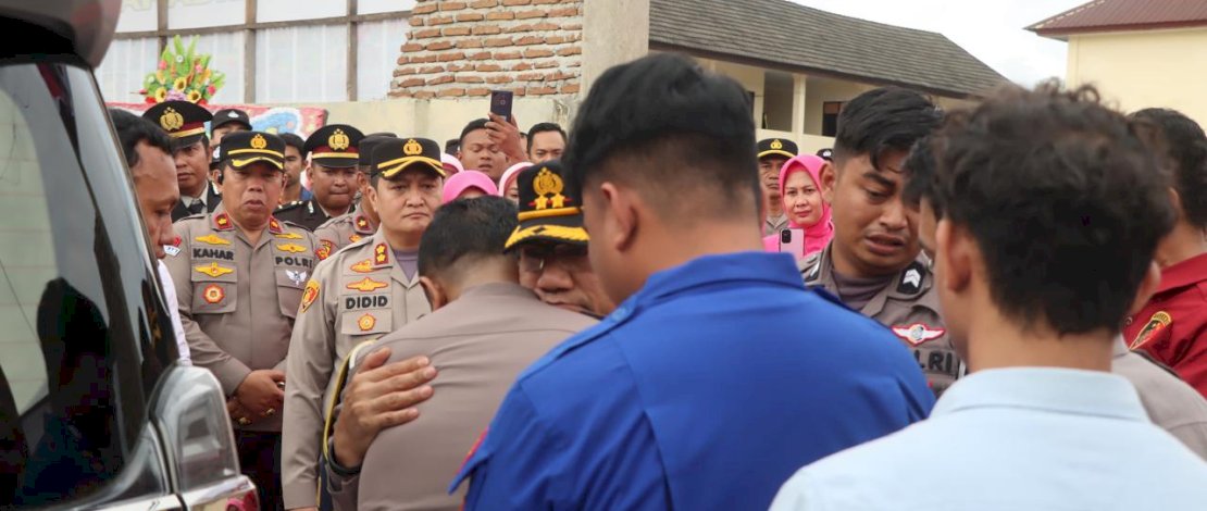 Suasana haru menyelimuti halaman Mapolres Kepulauan Selayar, Kamis, 10 Juli 2025, saat jajaran Polres melepas kepergian mantan Kapolres, AKBP Adnan Pandibu beserta istri, Siska Adnan, dalam prosesi tradisi pelepasan yang penuh makna dan penghormatan.