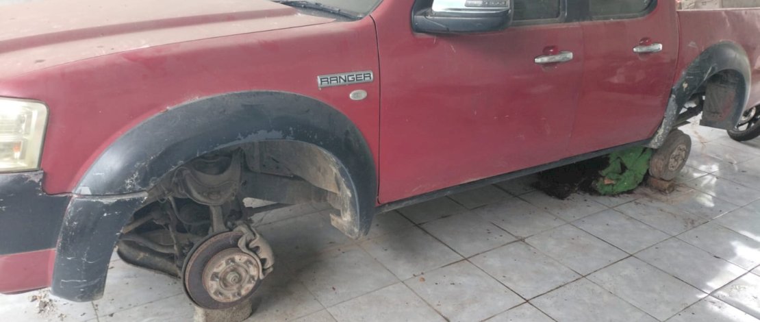 Ban mobil milik Dinas Lingkungan Hidup Bone dibawa kabur pencuri.