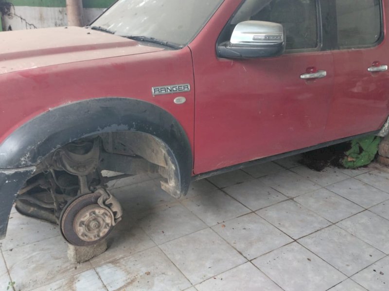 Ban Mobil Dinas Lingkungan Hidup Bone Raib Digondol Maling