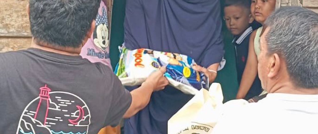 Komunitas Gerakan Luwu Timur Jum’at Sedekah kembali menebar kebaikan dengan membagikan paket sembako kepada puluhan keluarga dhuafa dan lansia di Desa Baruga, Kecamatan Malili, Jum'at, 11 Juli 2025.