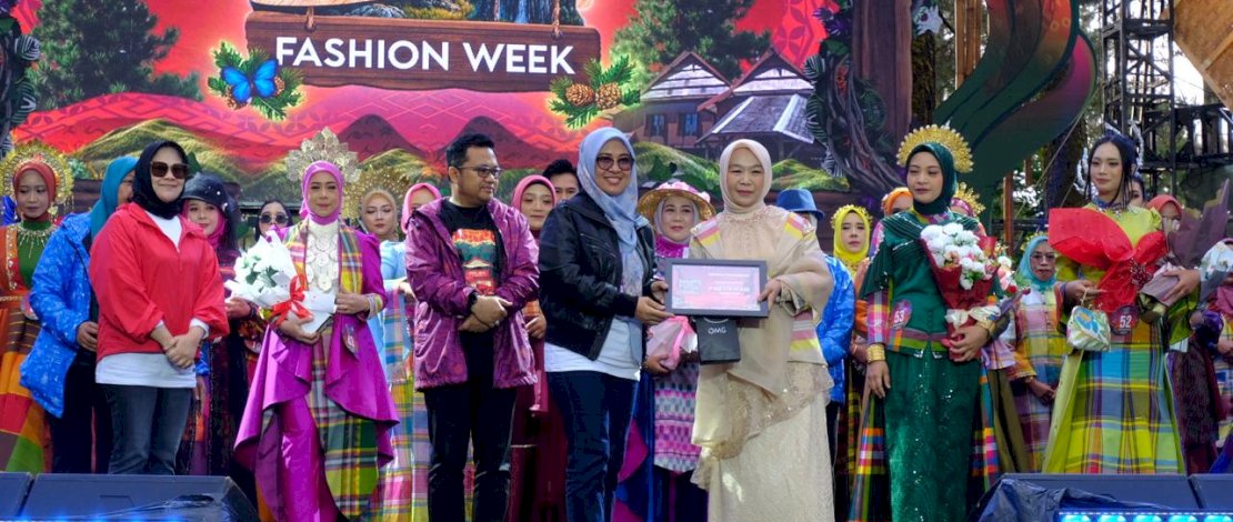 Fashion Week Beautiful Malino 2025: Cora’ La’ba Tampil Memukau di Panggung Budaya