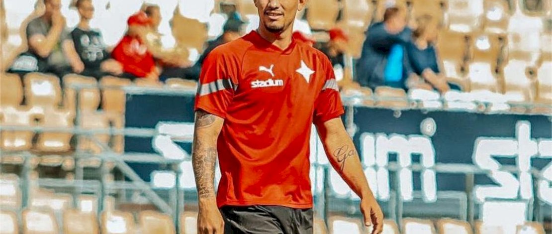 Savio menjadi pemain asing ketujuh yang resmi bergabung dengan PSM. Ia tiba di Bandara Internasional Sultan Hasanuddin, Makassar, pada Sabtu (12/7/2025), 