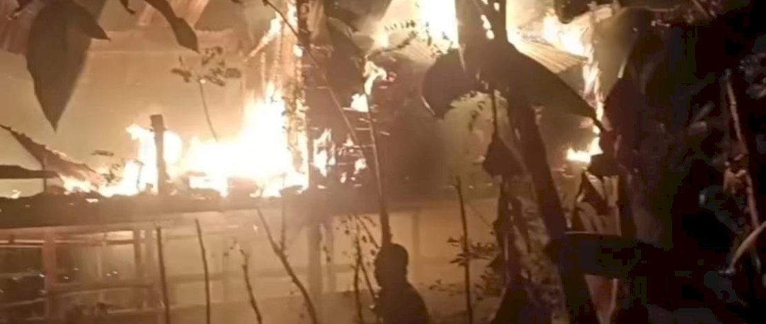 Peristiwa kebakaran menghanguskan kandang sapi milik warga di Lingkungan Potongnge, Kelurahan Majang, Kecamatan Tanete Riattang Barat, Kabupaten Bone, pada Sabtu malam, 12 Juli 2025.