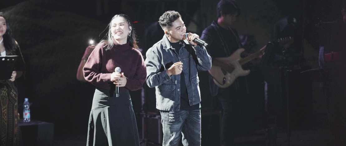 Ribuan pengunjung hadir langsung untuk menyaksikan penampilan penyanyi terkenal yang saat ini digandrungi oleh Gen Z hingga Millenial yakni Vanessa Zee dan Piche Kota di Kawasan Hutan Pinus Malino, Sabtu malam, 12 Juli 2025. 