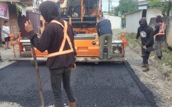 Diabaikan Pemkab Bone, Wabup Kukar Rendi Solihin Pulang Kampung Aspal Jalan Pakai Uang Pribadi