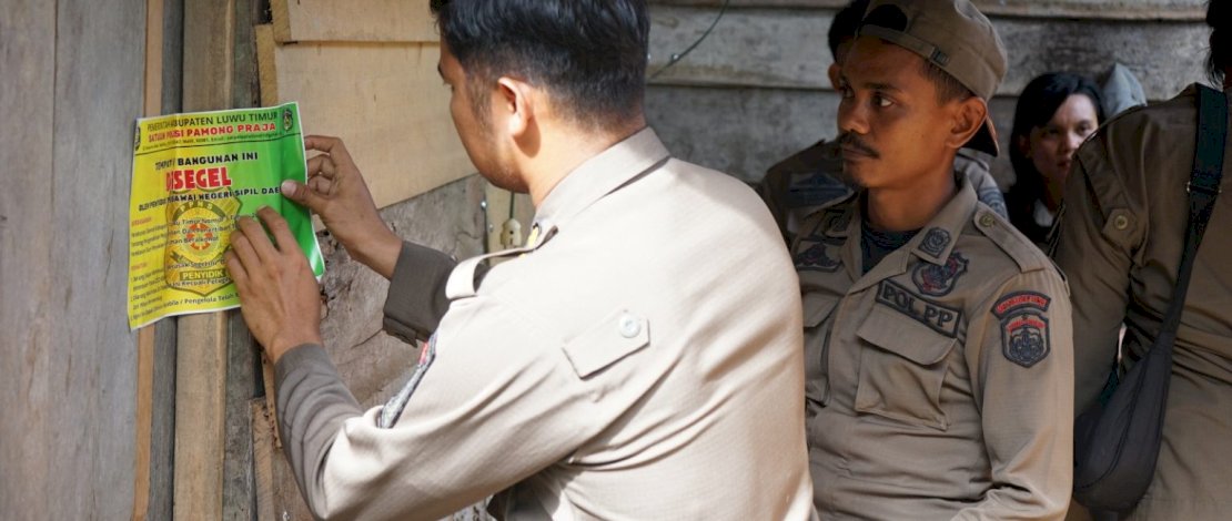 Tujuh Tempat Hiburan Malam (THM) di Mangkutana yang selama ini memantik keresahan warga akhirnya disegel Satpol PP Luwu Timur.