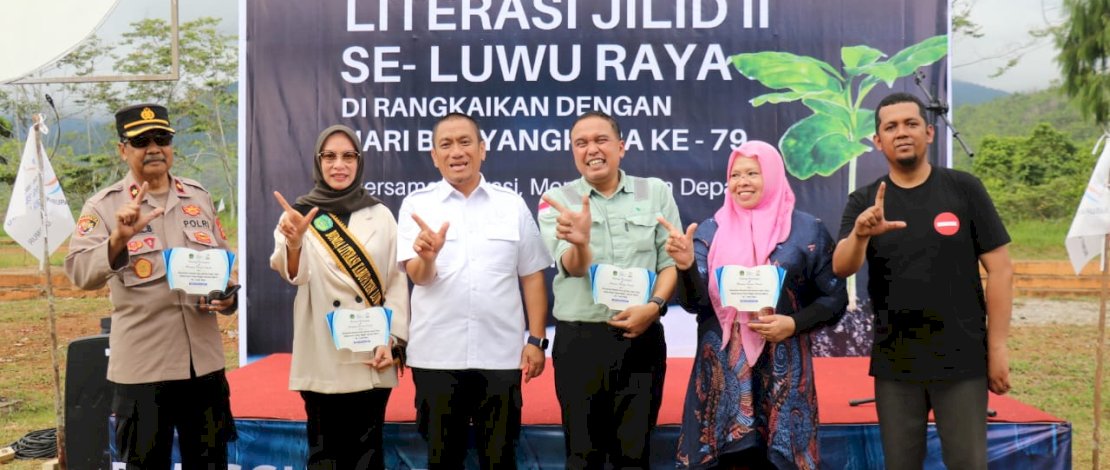 Bupati Luwu Timur, Irwan Bachri Syam didampingi Bunda Literasi Luwu Timur, Ani Nurbani Irwan, membuka kegiatan Temu Pegiat Literasi Jilid II se-Luwu Raya, di Landmark Luwu Timur, Jumat, 20 Juni 2025.