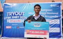 Alim, Anak Buruh Bangunan dari Parepare, Tembus Top 7 Nasional Tryout UTBK Telkomsel 2025