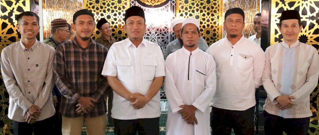 Bupati Luwu Timur, Irwan Bachri Syam, bersama lima orang yang dihadiahi umroh gratis karena istiqamah salat berjamaah di masjid.