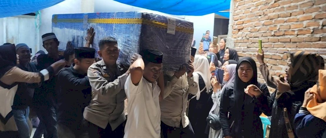 Isak tangis mewarnai kedatangan jenazah Syafaruddin (40) tukang ojek asal Kabupaten Gowa, Sulawesi Selatan, yang jadi korban penembakan Kelompok Kriminal Bersenjata (KKB) di Papua.