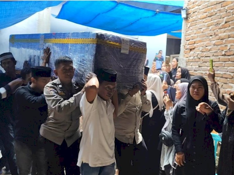Tiba di Rumah Duka, Jenazah Tukang Ojek Korban KKB Papua Disambut Tangis Keluarga