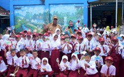 Bupati dan Bunda PAUD Maros Tinjau Hari Pertama Sekolah, Pastikan Transisi PAUD ke SD Berjalan Menyenangkan