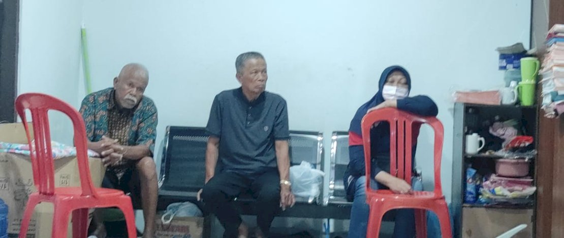 SR (pelaku utama) mengenakan baju batik bersama rekannya, nekat melakukan penculikan terhadap seorang remaja putri berusia 14 tahun karena cintanya ditolak. SR (pelaku utama) mengenakan baju batik bersama rekannya, nekat melakukan penculikan terhadap seorang remaja putri berusia 14 tahun karena cintanya ditolak.