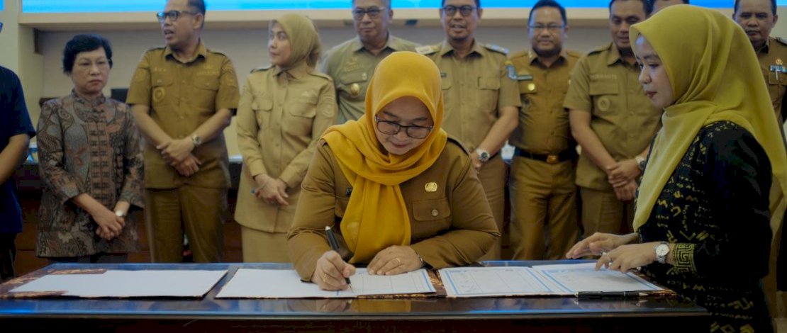 Wakil Bupati Luwu Timur selaku Ketua Tim Percepatan Penurunan Stunting (TPPS), Puspawati Husler, menandatangani komitmen bersama sebagai bentuk keseriusan pemerintah daerah dalam mendukung program nasional percepatan penurunan stunting. 