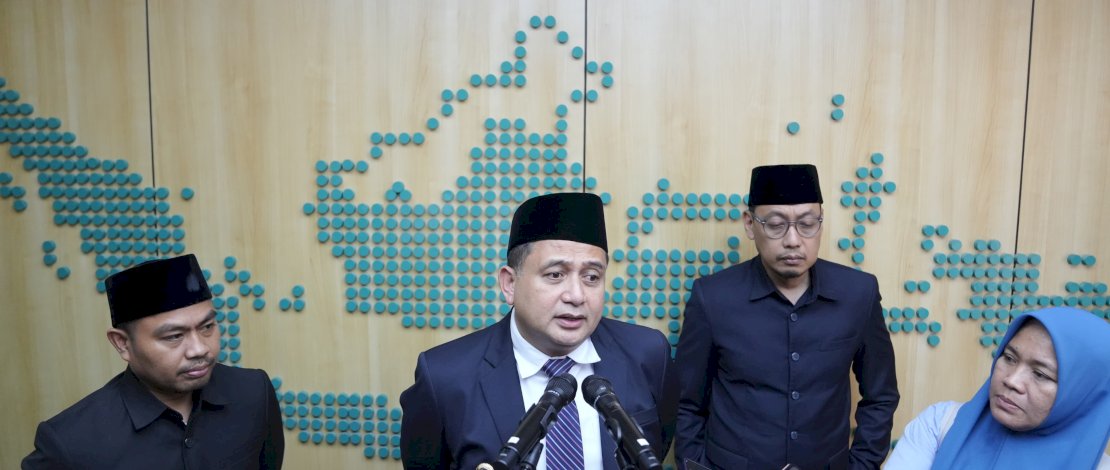 Munafri Arifuddin melayani wawancara media usai rapat paripurna di DPRD Makassar, Rabu, 16 Juli 2025.