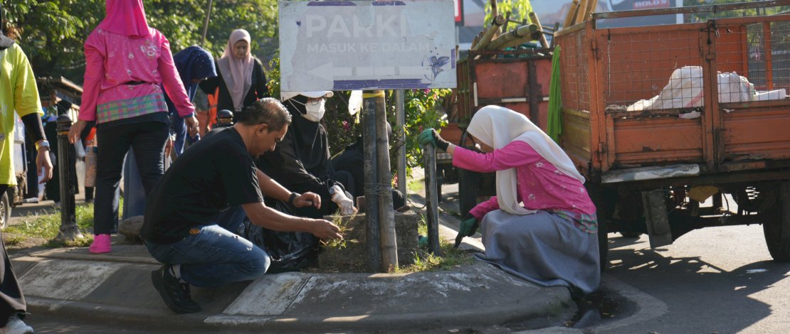 Wali Kota Makassar Munafri Arifuddin bersama Wakil Wali Kota Aliyah Mustika Ilham dan Ketua TP PKK Kota Makassar Melinda Aksa Mahmud turun langsung melakukan aksi bersih-bersih di sepanjang kawasan Anjungan Pantai Losari, Jumat, 18 Juli 2025.