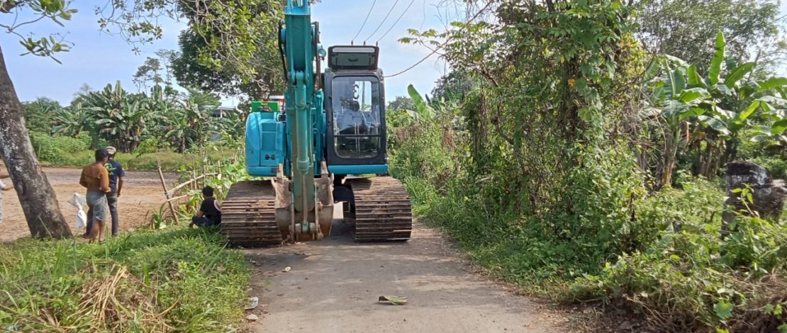 Pemilik Ekskavator mempolisikan seorang warga berinisial HZ karena menghadang alat berat miliknya tersebut saat hendak memperbaiki jalan rusak.