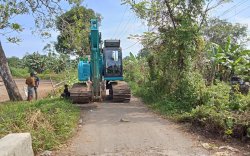 Ditahan Saat Hendak Perbaiki Jalan Rusak, Pemilik Ekskavator Polisikan Warga