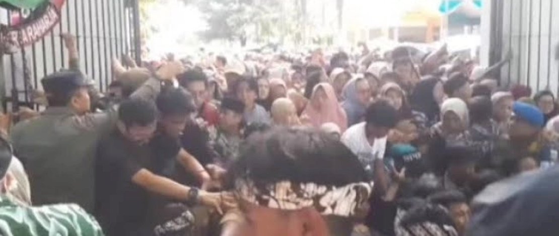 Warga berdesak-desakan saat pesta rakyat pernikahan anak Gubernur Jawa Barat, Dedi Mulyadi.