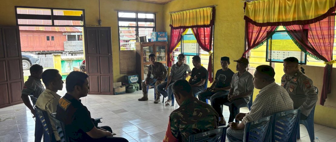 Aparat kepolisian mengimbau masyarakat tetap tenang menyikapi dugaan penganiayaan yang diduga dilakukan kades terhadap warganya. Aparat kepolisian mengimbau masyarakat tetap tenang menyikapi dugaan penganiayaan yang diduga dilakukan kades terhadap warganya.