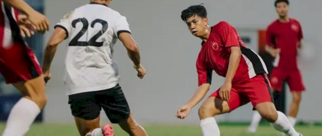 Pemain PSM Makassar, Ananda Raehan (kanan), saat lawan Kuching FC di laga uji coba jelang kick off Super League pada Jumat 18 Juli 2025 di JIS. Manajemen PSM Makassar hingga suporter Juku Eja beri penjelasan pasca pasukan Bernardo Tavares gelar uji coba dan gagal menang. (Tangkapan Layar Instagram @psm_makassar)
