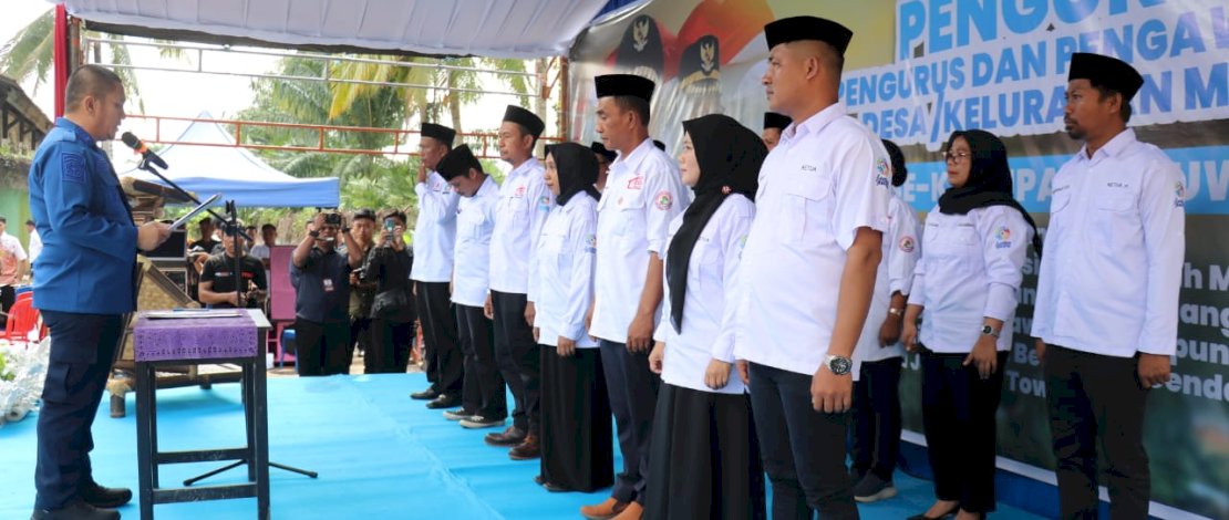 Bupati Luwu Timur Irwan Bachri Syam mengukuhkan pengurus dan pengawas Koperasi Desa/Kelurahan Merah Putih se Kabupaten Luwu Timur, Sabtu, 19 Juli 2025, di Gudang Rumput Laut Dinas Perikanan, Desa Lakawali Pantai, Kecamatan Malili.