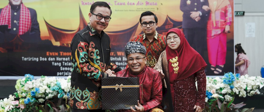 Sekretaris Daerah Provinsi Sulsel, Jufri Rahman, menghadiri acara Malam Pengantar Lepas Tugas Feri Tas Dato Toembidjo yang digelar di Ballroom Swiss-Belinn Hotel Panakkukang, Makassar, pada Jumat malam, 18 Juli 2025. Sekretaris Daerah Provinsi Sulsel, Jufri Rahman, menghadiri acara Malam Pengantar Lepas Tugas Feri Tas Dato Toembidjo yang digelar di Ballroom Swiss-Belinn Hotel Panakkukang, Makassar, pada Jumat malam, 18 Juli 2025.