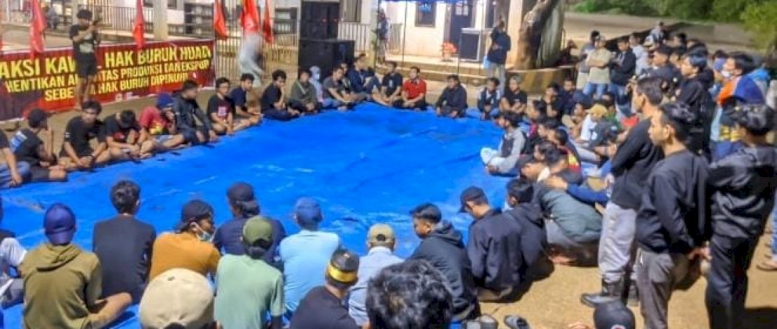 Puluhan eks buruh Huadi Nickel Alloy Indonesia yang berkedudukan di Kabupaten Bantaeng, terus menuntut perusahaan membayar hak mereka. Puluhan eks buruh Huadi Nickel Alloy Indonesia yang berkedudukan di Kabupaten Bantaeng, terus menuntut perusahaan membayar hak mereka.