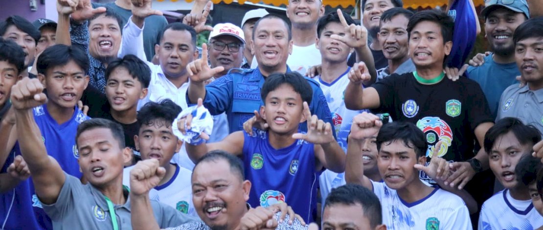 Bupati Irwan Bachri Syam hadir langsung menyaksikan pertandingan antara tim sepakbola Luwu Timur melawan tim Luwu Utara, pada laga perdana Porprov, di Lapangan Sepakbola Mappadeceng, Luwu Utara, Sabtu, 19 Juli 2025.
