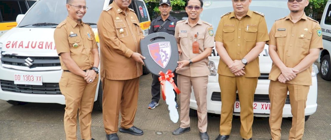 Bupati Maros, H.A.S. Chaidir Syam, menyerahkan 11 unit ambulans baru kepada enam puskesmas, Rumah Sakit (RS) Tipe D Camba, dan Public Safety Centre (PSC) induk. Penyerahan dilakukan secara simbolis di Lapangan Pallantikang, Senin (30/6/2025).