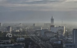 FOTO: Minggu Berkabut di Makassar: Suhu Dingin Akibat Bediding, Warga Diminta Waspada Perubahan Cuaca
